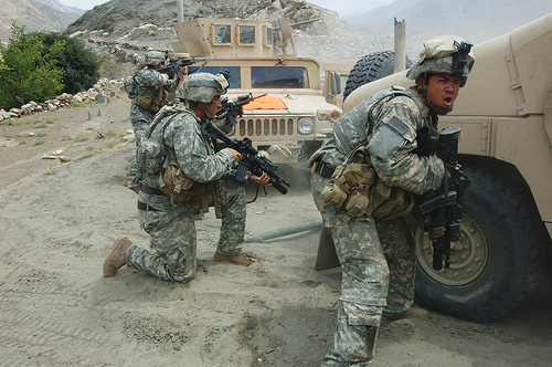 US-Militär Soldaten hinter Einsatzfahrzeugen in Afghanistan © flickr /U.S. Army